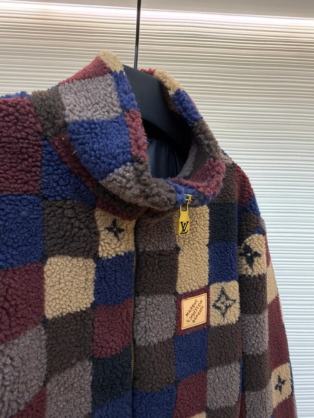 LOUIS VUITTON colorful checkerboard jacket ●Original version: Purchased and developed for 16500 ●Item number: 1682292-B95 ●Fabric: Fleece fabric ●Technology: Jacquard production ●Color: Color ●Version: Fitted version ●Weight: about 700 grams ●Size: XS-S-M-L ●Description: The main body of this Louis Vuitton satin baseball jacket is made of high-density matte satin fabric, which has been treated with anti-wrinkle shaping technology. The fabric has a strong drape and is not easy to wrinkle. The dark brown background color is prepared by precision dyeing and finishing technology, giving it a rich color and high-end texture. The "L.V.M SINCE 1854" logo on the left chest is made with hot-drilling technology. High-quality rhinestones are used for precise hot-pasting in different areas. The diamond surface is shiny and strong and will not fall off easily. The ribbed splicing of the collar, cuffs and hem is a three-color contrasting design. It is woven with high-elastic knitted yarn, which will not easily loosen and deform after long-term wear. The placket is equipped with custom-made metal snaps. The hardware is thick and anti-oxidation. The overall style is loose and off-shoulder. The splicing is covered with blind stitching technology, and the wiring is smooth and traceless. Every craft detail follows the brand's luxury product production standards, taking into account both design and wearing comfort. The overall wiring is straight and delicate, the fabric is comfortable and soft, and the color is consistent without color difference. It can be matched with the same style to create a fashionable look and control various occasions. Customized accessories, complete with three standards, same style for men and women!
